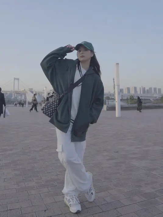 Gaya boyish kece bisa kamu tiru salah satunya dari Zee JKT48. Padukan knit vest dengan long cardigan dan jogger pants. [Instafram/jkt48.zee]