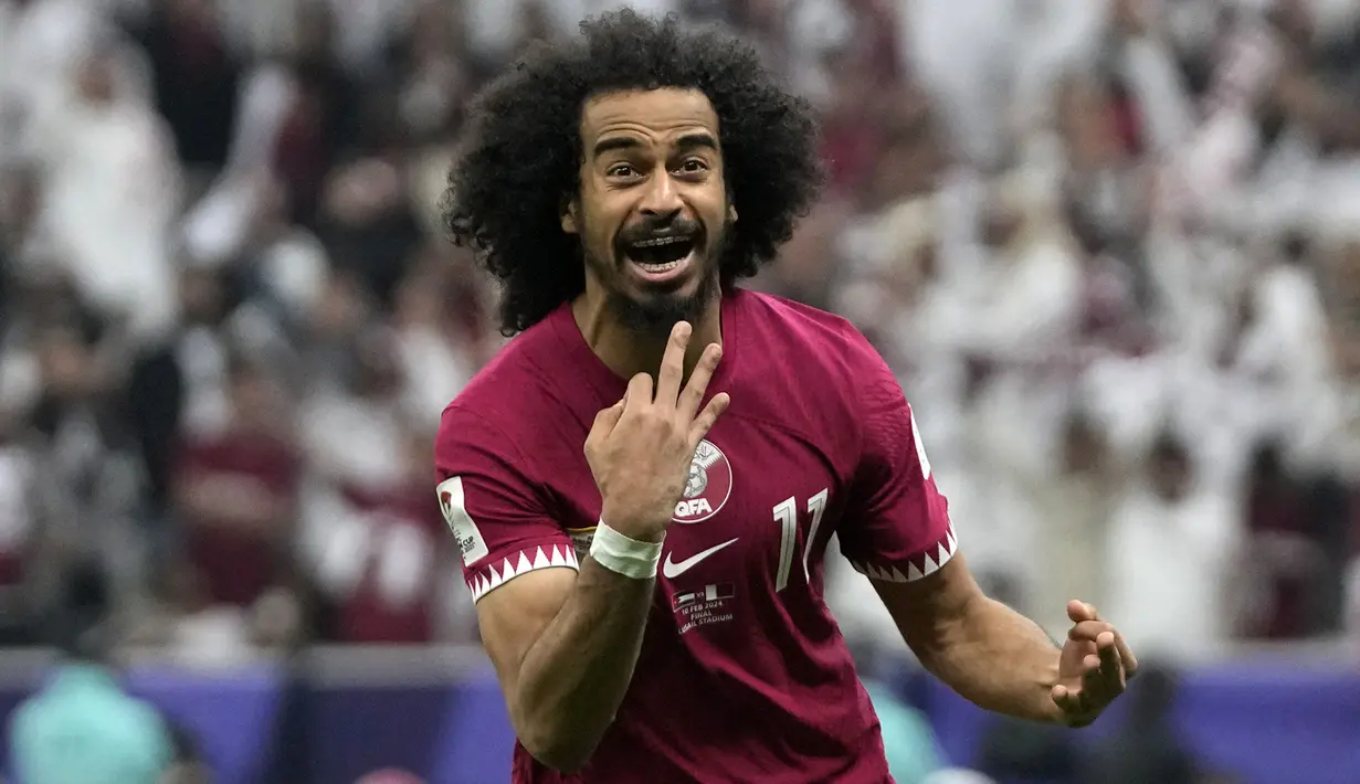 Striker Timnas Qatar, Akram Afif sukses mencetak hattrick di final Piala Asia 2023 menghadapi Yordania dan mengantar Qatar menjadi juara. Tidak cuma itu, dengan tambahan tiga golnya, pemain yang sejak musim 2020/2021 memperkuat Al-Sadd SC di Liga Qatar ini juga berhak atas penghargaan top skor turnamen. Berikut ini daftar 4 besar top skor Piala Asia 2023. (AP Photo/Thanassis Stavrakis)