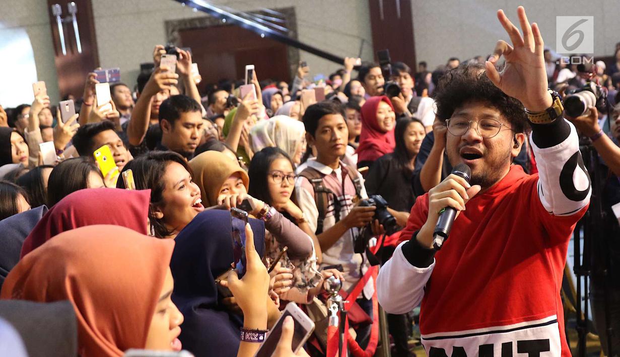 Penyanyi Kunto Aji bernyanyi sambil menyapa penonton dalam acara XYZ Day 2018 di Jakarta, Rabu (25/4). PT Liputan Enam Dot Com dan PT KapanLagi Dot Com Networks, bersatu menjadi KapanLagi Youniverse (KLY). (Liputan6.com/Immanuel Antonius)