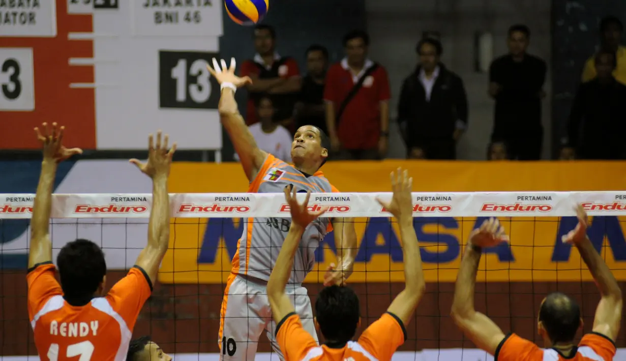 Pevoli putra Jakarta BNI 46, Jorge Mencia (hadap lensa) melakukan smash saat laga lawan Surabaya Samator di Pertamina Proliga 2015 di Hall A Senayan, Jakarta, (21/3/2015). Surabaya Samator unggul 3-0 atas Jakarta BNI 46. (Liputan6.com/Helmi Fithriansyah)