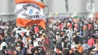 The Jakmania saat berdatangan menghadiri Grand Launching Jakarta International Stadium (JIS), Papanggo, Jakarta Utara, Minggu (24/7/2022). (merdeka.com/Iqbal S. Nugroho)