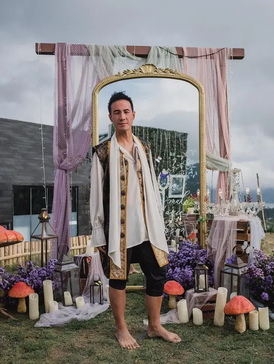 Pria 40 tahun ini tampil penuh kharisma saat mengenakan kostum tersebut. Terlihat pula spot foto yang mendukung penampilannya. Tempat indah yang cukup estetik dan Instagramable. (Liputan6.com/IG/@vjdaniel)