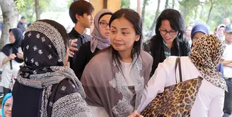 Saat ini Amara Lingua sedang berduka. Lantaran sang ibunda, Retno Setiaati Esti Utami (Ietje Komar) binti Komar Widjajahadipradja meninggal dunia pada hari Sabtu, 24 Maret 2018 jam 18.15 WIB di RS Siloam, Simatupang. (Deki Prayoga/Bintang.com)