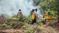 Personel Polda Riau memadamkan kebakaran lahan yang terjadi dalam beberapa hari terakhir. (Liputan6.com/M Syukur)