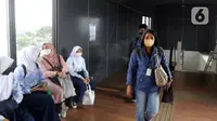 Sejumlah penumpang menunggu kedatangan bus TransJakarta di Halte CSW, Jakarta, Kamis (11/8/2022). Gubernur DKI Jakarta Anies Baswedan menetapkan paket tarif integrasi untuk layanan transportasi umum massal yakni TransJakarta, MRT, dan LRT dengan plafon maksimum satu kali perjalanan sebesar Rp 10 ribu. (Liputan6.com/Herman Zakharia)