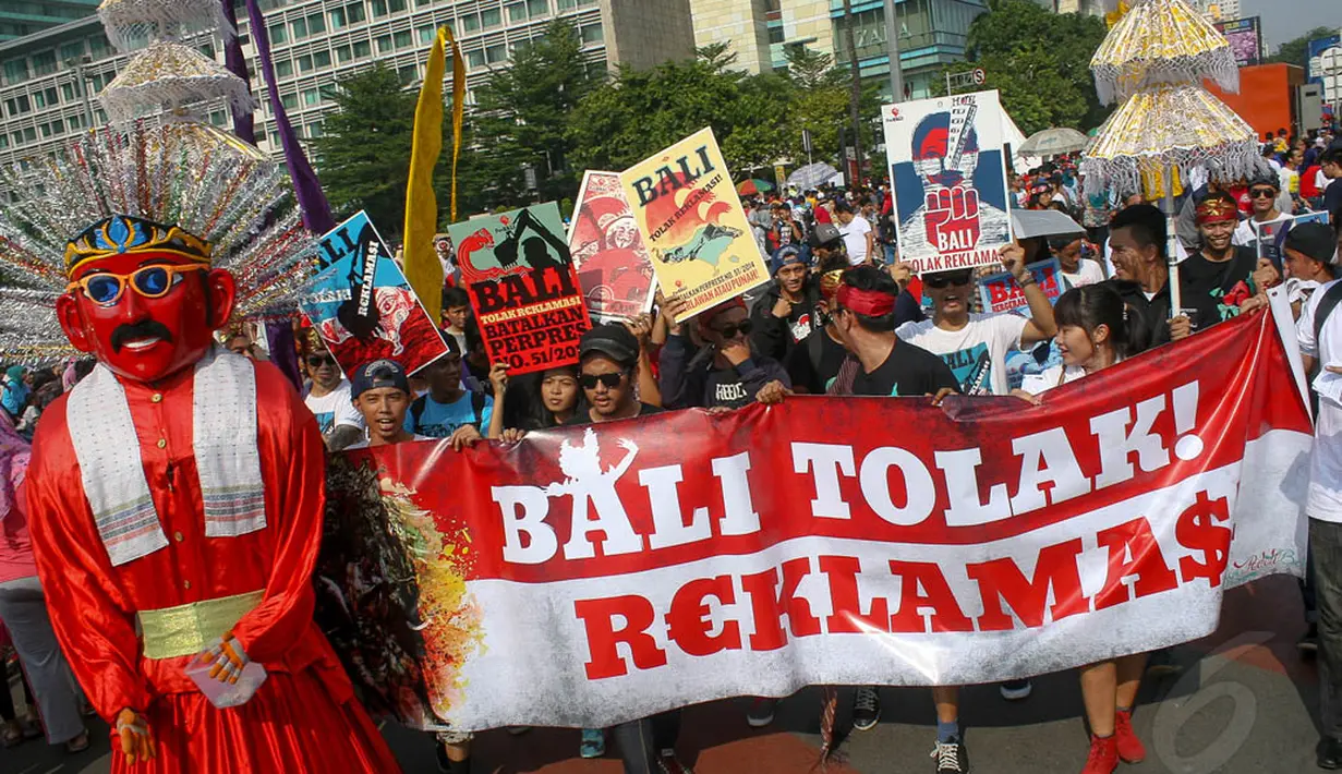 Dalam aksinya, massa membawa spanduk, umbul-umbul, dan poster berisi penolakan reklamasi, sekaligus menyanyikan lagu berjudul "Bali Tolak Reklamasi", Jakarta, Minggu (21/9/14). (Liputan6.com/Faizal Fanani) 