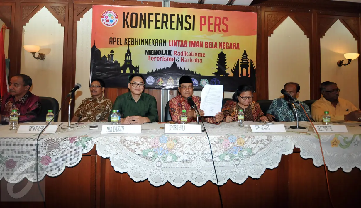 Tokoh lintas Agama saat menunjukan pernyataan sikapnya terkait terorisme di PBNU, Jakarta, Jumat (15/1/2016). Preskon ini terkait Apel Kebhinnekaan Lintas Iman Bela Negara "Menolak Radikalisme, Terorisme dan Narkoba" (Liputan6.com/Johan Tallo)