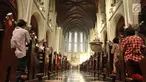 Ribuan jemaat mengikuti Misa Natal di Gereja Katedral, Jakarta, Minggu (24/12). Misa Natal kali ini mengangkat tema "Damai Kristus dalam Nuansa Nusantara". (Liputan6.com/Herman Zakharia)
