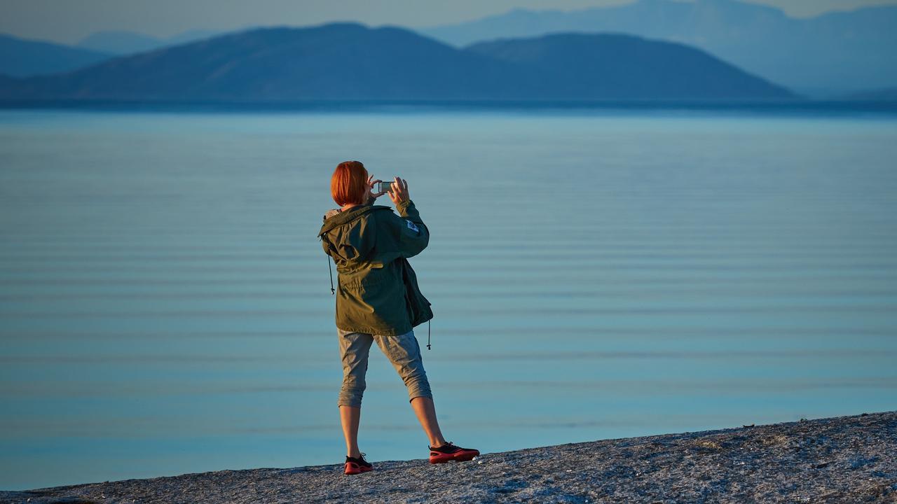 Wanita Ini Dapatkan Ponselnya yang Jatuh di Laut, Ternyata Ini Sosok Penolongnya