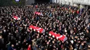 Petugas membawa peti mati saat upacara pemakaman anggota Polisi yang tewas dalam ledakan bom di Istanbul, Turki (11/12). Sedikitnya 27 polisi yang menjadi korban, di antaranya adalah seorang kepala polisi dan perwira senior lainnya. (Reuters/Murad Sezer)