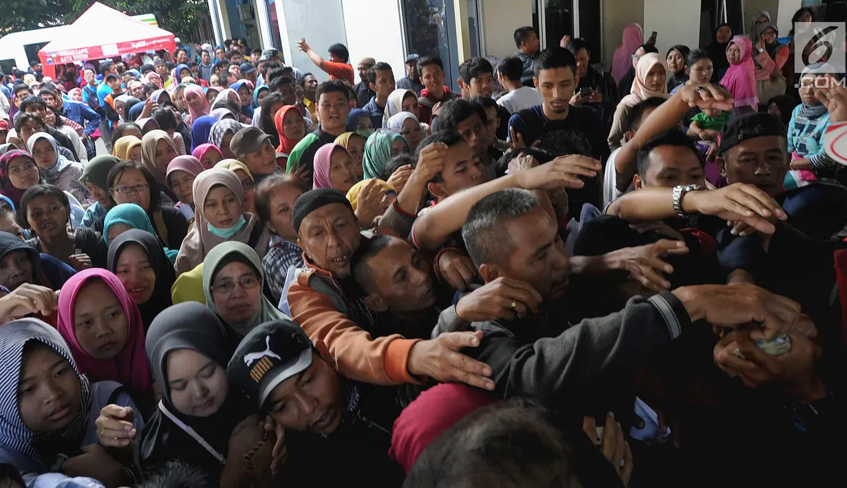 Warga berebut nomor antrean untuk mengajukan permohonan pencetakan E-KTP di Kantor Disdukcapil Kota Bogor, Jawa Barat (6/6). Antrean panjang  terjadi sejak pagi hari. (Merdeka.com/Arie Basuki)