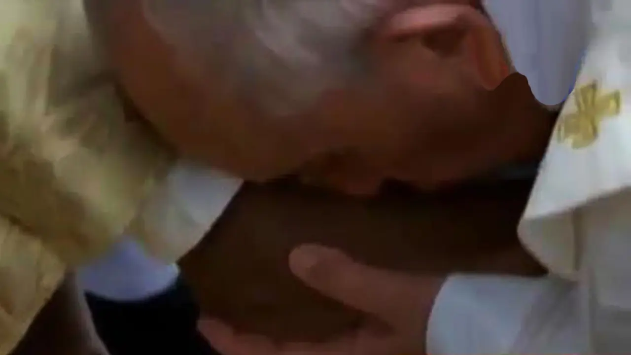 VIDEO: Paus Fransiskus Cium 12 Imigran di Perayaan Kamis Putih