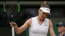 Reaksi petenis Rumania, Simona Halep saat kehilangan satu poin atas Shuai Zhang dari China pada perempat final Wimbledon di London, Selasa (9/7/2019). Untuk kali pertama dalam lima musim terakhir, unggulan ketujuh Simona Halep akan melakoni babak empat besar di Wimbledon. (AP Photo/Tim Ireland)