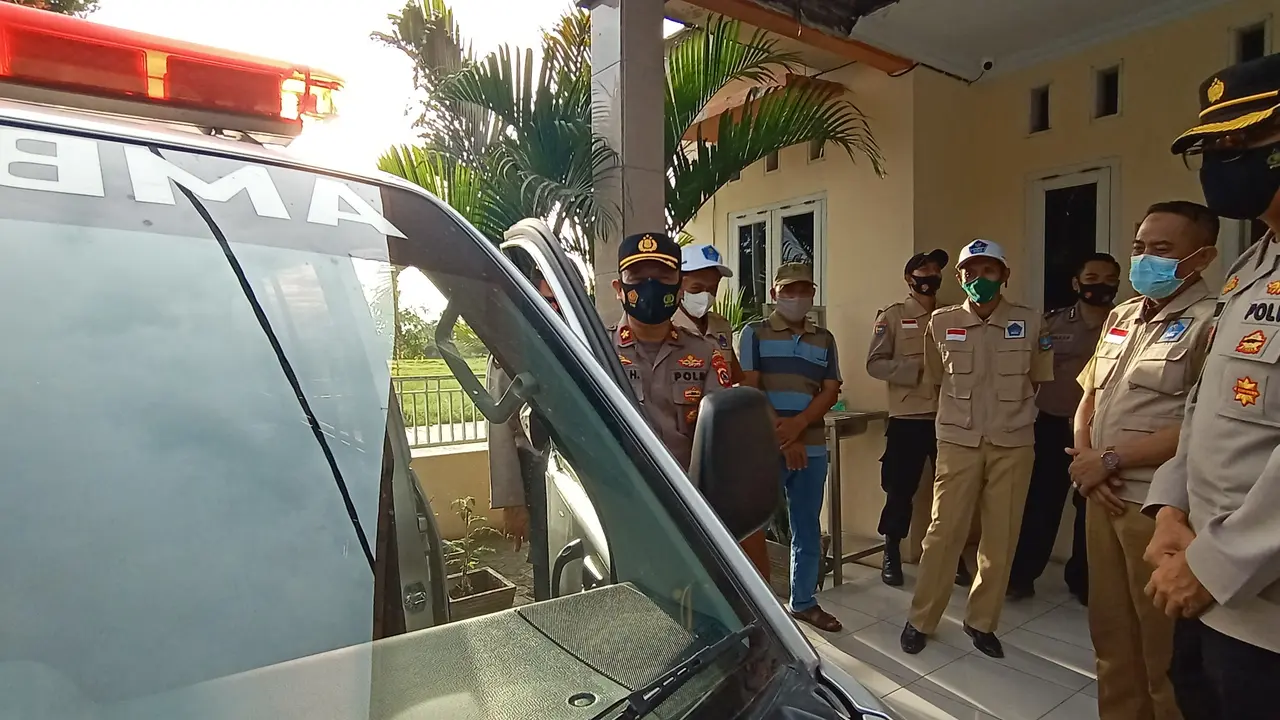 Wakapolres Serang Kota, Kompol Feby Harianto, Saat Meninjau Posko PPKM Di Desa Toyomerto, Kecamatan Kramatwatu, Kabupaten Serang, Banten. (Selasa, 15/06/2021). (Liputan6.com/Yandhi Deslatama).
