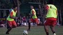 Bintang Persija Jakarta, Bambang Pamungkas berlatih akurasi operan bersama tim Macan Kemayoran jelang Piala Presiden 2015 di Lapangan Yon Zikon 14, Jakarta, Senin (24/8/2015). (Bola.com/Vitalis Yogi Trisna)