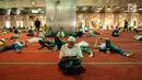 Seorang jamaah membaca kitab suci Al Quran seusai salat Jumat di Masjid Istiqlal, Jakarta, Jumat (2/6). Waktu luang diisi warga dengan membaca Al-quran atau beristirahat di masjid sambil menunggu waktu berbuka puasa. (Liputan6.com/Gempur M Surya)