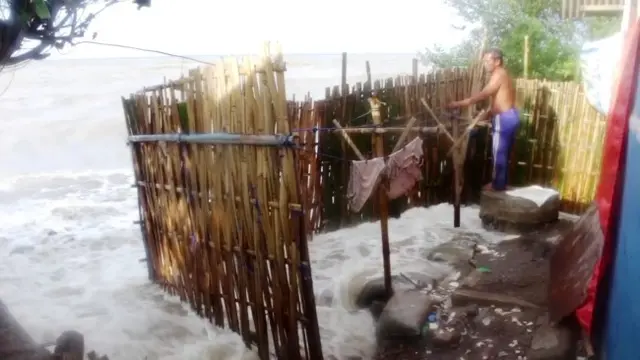 Banjir Rob Rusak Lahan Garam Hingga Pemukiman Warga di Cirebon dan Indramayu