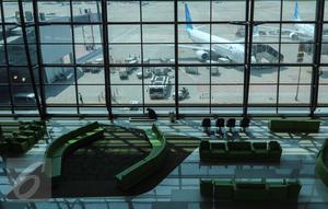 Pemandangan pesawat Garuda Indonesia yang bisa dilihat dari bourding lounge Terminal 3 Bandara Soekarno-Hatta, Tangerang, Senin (24/04). Terminal ini mampu 25 juta calon penumpang per tahun. (Liputan6.com/Fery Pradolo)