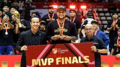 Pemain Pelita Jaya, Brandon Jawato meraih penghargaan pemain terbaik atau MVP pada gim ketiga final IBL All Indonesia 2024 melawan Satria Muda yang berlangsung di Hall Basket, Senayan, Jakarta, Sabtu (07/10/2024). (Bola.com/Bagaskara Lazuardi)