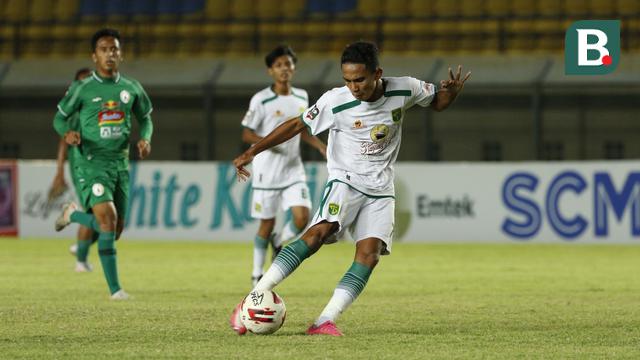 FOTO: Aksi Wonderkid Persebaya Bermain Bersama Kakaknya saat Melawan PS Sleman di Piala Menpora 2021