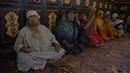 Muslim Kashmir berdoa saat ziarah ke makam Syekh Abdul Qadir Jaelani saat bulan Ramadan di pusat kota Srinagar, Kashmir (24/5). (AFP/Tauseef Mustafa)