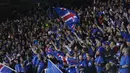 Para suporter Islandia merayakan keberhasilan lolos ke Piala Dunia 2018 usai mengalahkan Kosovo di Reykjavik, Senin (9/10/2017). Islandia untuk pertama kali dalam sejarah lolos ke Piala Dunia. (AP/Brynjar Gunnarsson)