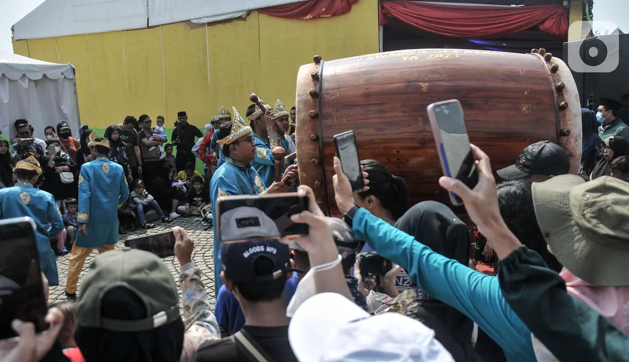 Ada pula ditampilkan prosesi hantaran Lebaran Betawi, pameran foto Jakarta Tempo Dulu, pembuatan dodol, makanan khas Betawi, stand foto Lebaran Betawi, dan pemutaran film. (merdeka.com/Iqbal S. Nugroho)
