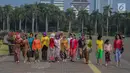 Sejumlah wanita mengenakan baju kebaya berjalan mengikuti hari Gerakan Nasional kembali ke busana identitas Indonesia di Jakarta, Selasa (2/7/2019). Gerakan ini dinamakan sebagai Selasa Berkebaya untuk mengajak anak-anak muda tetap menjaga kelestarian busana kebaya. (Liputan6.com/Faizal Fanani)