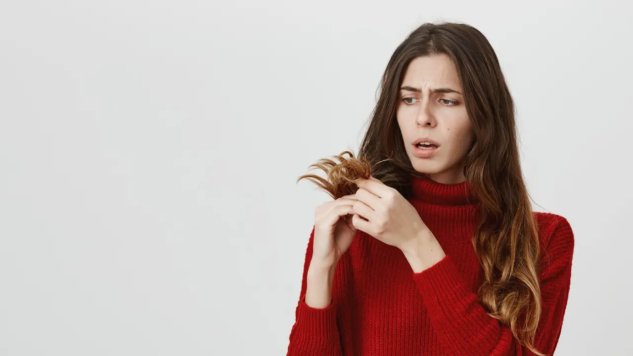 Tips Traveling Tanpa Takut Rambut Lepek (Freepik)
