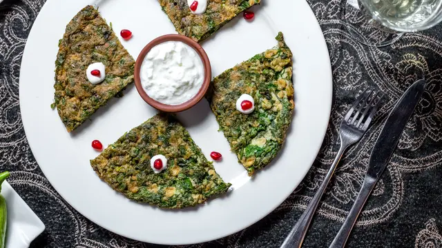 ilustrasi telur dadar putih dengan bayam/freepik.com/stockking