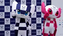 Maskot Olimpiade dan Paralimpik Tokyo 2020, Miraitowa (kiri) dan Someity (kanan) saat debut mereka di Tokyo, Jepang, Minggu (22/7). Pencipta maskot ini adalah Ryo Taniguchi. (AP Photo/Eugene Hoshiko)