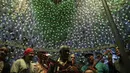 Musisi tetap berada di dalam pohon Natal yang terbuat dari botol plastik daur ulang di Caracas, Venezuela, Selasa (13/12/2022). Pohon Natal setinggi 10 meter tersebut merupakan proyek yang didukung kantor wali kota Caracas dan masyarakat umum yang berkontribusi dengan mengumpulkan botol dari jalanan. (Yuri CORTEZ / AFP)