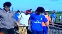VIDEO: Berfoto di Rel, Guru Ngaji Tewas Tertabrak Kereta