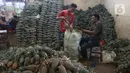 Pedagang memasukan buah nanas di pasar induk Kramat Jati, blok buah di Jakarta, Minggu (2/2/2020). Pemerintah berupaya melakukan peningkatan produksi buah-buahan dalam negeri dan diharapkan tidak hanya dilakukan untuk mendongkrak ekspor. (Liputan6.com/Herman Zakharia)