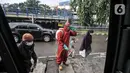 Petugas pemadam kebakaran menyemprotkan disinfektan kepada penumpang bus AKAP di Terminal Kampung Rambutan, Jakarta, Minggu (23/5/2021). Penyemprotan rutin dilakukan kepada bus AKAP dan penumpang selama arus mudik Lebaran sebagai langkah mencegah penyebaran Covid-19. (merdeka.com/Iqbal S Nugroho)