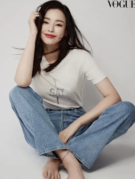 Pada pemotretan Vogue Korea, Honey Lee tampil mengenakan tshirt putih dengan tulisan di bagian depan. Dipadukan dengan jeans.  @honey_lee32