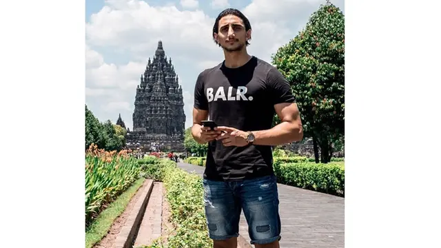 7 Gaya Mahmoud Eid saat di Luar Lapangan, Tampil Stylish dan Menawan