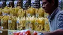 Aneka sirip ikan hiu yang sudah diolah dijual di sebuah toko di Hong Kong (6/3). Budaya mengkonsumsi sirip ikan hiu ini mengakibatkan makin sedikitnya populasi ikan hiu dan merusak ekosistem laut. (AFP/Anthony Wallace)