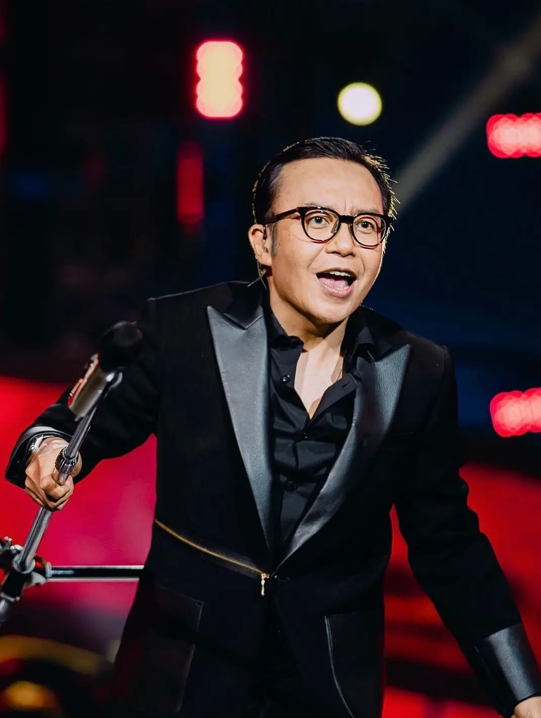 8 Penyanyi Pria Indonesia yang Tak Bisa Lepas dari Kacamata, Sudah Jadi ...