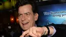 Charlie Sheen saat akan menonton pemutaran perdana "Scary Movie 5" di Hollywood, AS. (11/4/2013). Dalam acara televisi Today yang disiarkan NBC pada Selasa (17/11/2015) Charlie Sheen mengaku mengidap HIV. (AFP Photo)