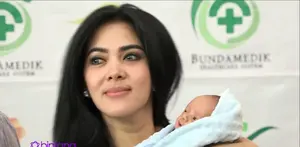 Ditengah suasana sukacita kelahiran keponakan, Syahrini membuat banyolan yang membuat wartawan tertawa.