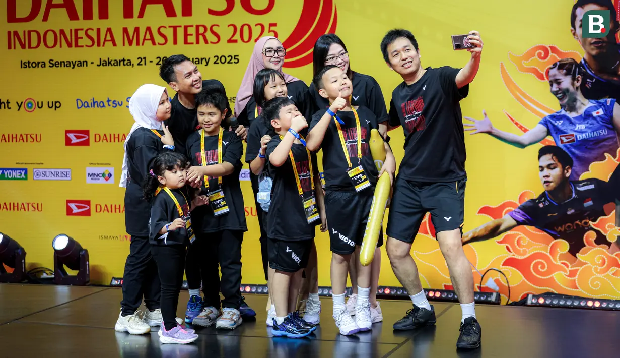 <p>Pebulu tangkis ganda putra Indonesia, Mohammad Ahsan/Hendra Setiawan melakukan swafoto bersama anggota keluarganya dalam acara 'Moment of Honor The Daddies' sebelum laga final Indonesia Masters 2025 di Istora Senayan, Jakarta, Minggu (26/01/2025). (Bola.com/Bagaskara Lazuardi)</p>
