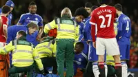 Bek Chelsea, Kurt Zouma cedera parah dan harus digantikan oleh Garry Cahill saat Chelsea Vs Manchester United, Minggu (7/2/2016) malam WIB.