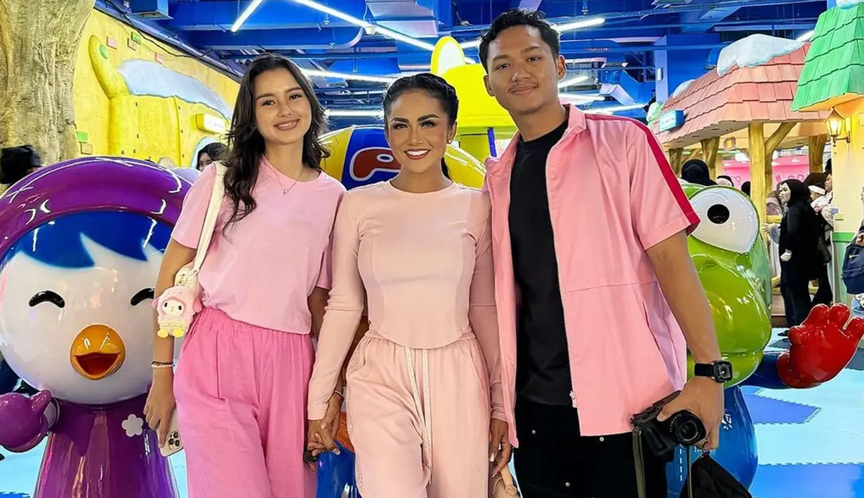 Krisdayanti menuliskan caption "Anak lanang dan jegeg di pesta pororo." Jegeg sendiri disematkan Krisdayanti sebagai nama panggilan untuk Sarah Menzel yang berarti menunjukkan restu pada sang calon menantu. Potret akrab mereka pun banyak disebut bak ibu dan anak kandung. (Liputan6.com/IG/@krisdayantilemos)