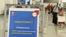 Pemberitahuan Check Point di terminal 3 kedatangan domestik bandara Soekarno Hatta, Tangerang, Banten, Rabu (27/5/2020). Bandara Soetta memberlakukan Tiga checkpoint di terminal kedatangan salah satunya pemeriksaan SIKM dan doukumen kesehatan setiap penumpang. (Liputan6.com/Herman Zakharia)