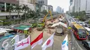 Pekerja mengoperasikan alat berat untuk menyelesaikan pembangunan MRT di Jakarta, Senin (22/6/2015).  Jika Jepang tidak memberikan bantuan dengan cepat, maka Pemprov DKI akan mempertimbangkan kerjasama dengan Perancis. (Liputan6.com/Faizal Fanani)
