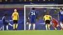 Pemain Chelsea Willian (kiri) mencetak gol ke gawang Watford pada pertandingan Premier League di Stadion Stamford Bridge, London, Inggris, Sabtu (4/7/2020). Chelsea menang 3-0 dan kembali menggeser Manchester United dari posisi empat klasemen. (Glynn Kirk/Pool via AP)