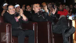 Musisi Ahmad Dhani (kanan) berbincang dengan CEO Kopi Pak Belalang  Zaini Hassan saat peluncuran di Jakarta, (24/3). Musisi ternama Ahmad Dhani sebagai brand ambasador sekaligus produser dalam iklan Kopi Pak Belalang. (Liputan6.com/Helmi Afandi)