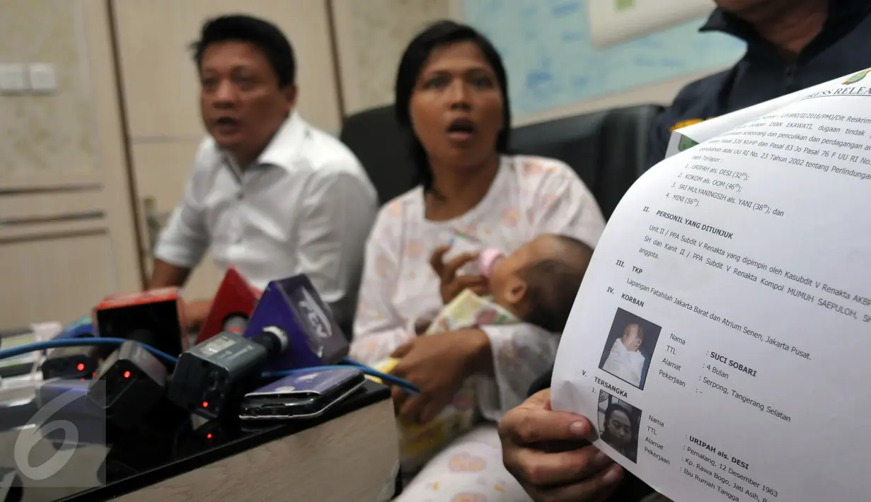 Polisi meringkus Sri Mulyaningsih (39), Mini (56), Kokom (43) dan Uripah alias Dessy (33) di wilayah Bekasi dan Pulogadung, Jakarta, Selasa (1/3/2016). Mereka ditangkap karena terlibat penculikan bayi Suci Sobari (4 bulan). (Liputan6.com/Johan Tallo)