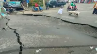 Jalan Cibolerang di Kota Bandung, Jawa Barat, amblas pada JUmat (2/12/2022). (Foto: Humas Kota Bandung)